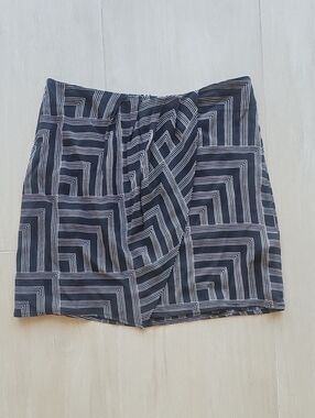 Geometric Print Mini Skirt in Black and White